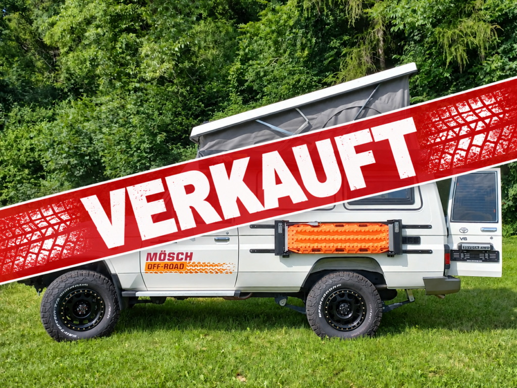 Verkauft Weißer Offroad Camper im Grünen