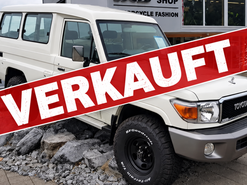 Verkauft Weißer Toyota Land Cruiser vor Autohaus