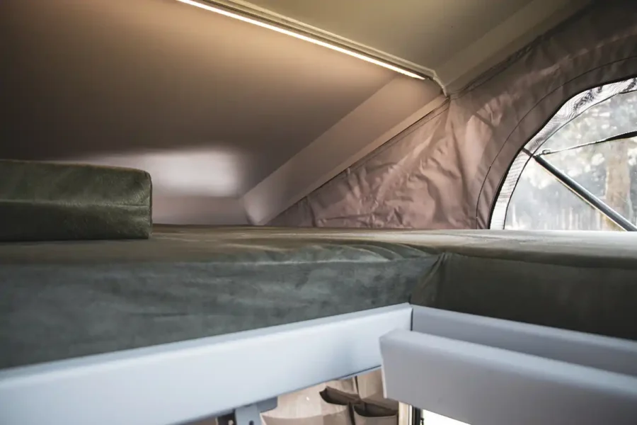 Crawler TRC 458i - Sitzbereich für bis zu 6 Personen Sitz- und Rückenkissen Faltbarer Innentisch Hauptbettfläche (200 x 160 cm)
