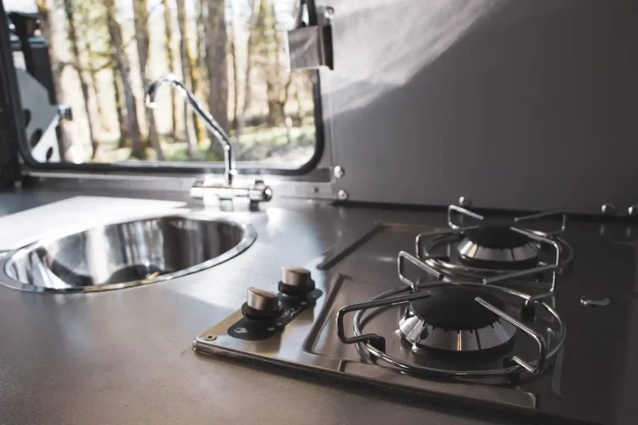 Crawler TRC 458i Küche von innen und aussen zugänglich Chrom-Arbeitsplatte